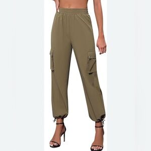 NWOT Women’s fashion trendsy cargo pants